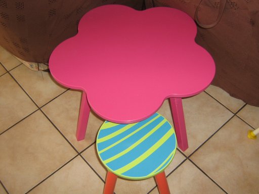 La table rose et son tabouret